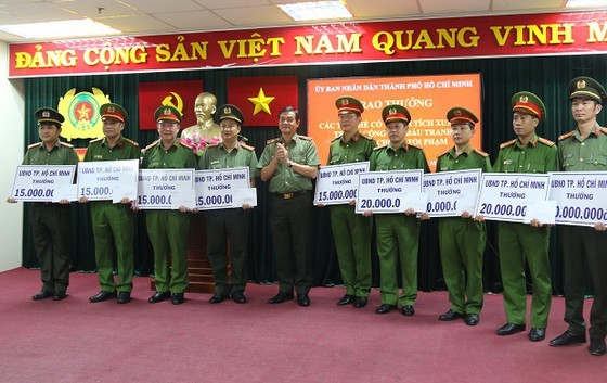 Thiếu tướng Lê Hồng Nam - Giám đốc Công an TPHCM trao thưởng cho các đơn vị