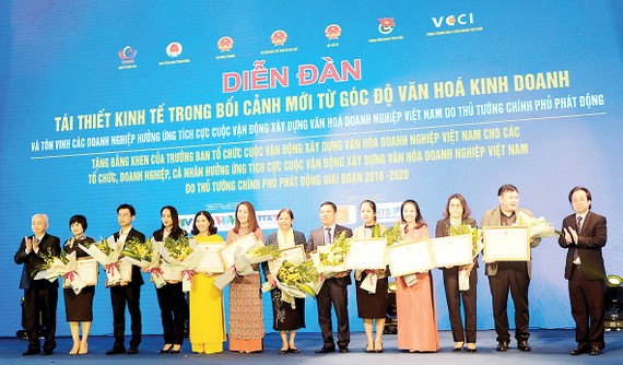 Bà Nguyễn Thị Hồng Trinh - Giám đốc Tài chính (thứ tư, từ phải sang), đại diện Ban lãnh đạo TSTtourist nhận Bằng khen của Hiệp hội Phát triển Văn hóa Doanh nghiệp Việt Nam, tôn vinh các doanh nghiệp hưởng ứng tích cực cuộc vận động Xây dựng văn hóa doanh 