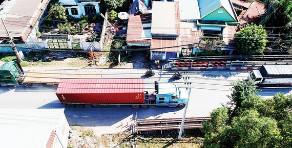 Xe Container lưu thông trên đường Nguyễn Duy Trinh, quận 9. Ảnh: CAO THĂNG