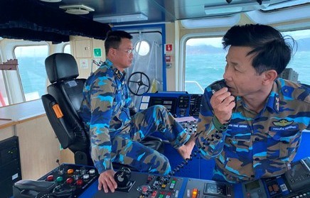 Thiếu tá Nguyễn Văn Chính - Thuyền trưởng tàu 991 đang chỉ huy tàu lai kéo tàu gặp nạn vào cảng Ba Ngòi. Nguồn: TTXVN 
