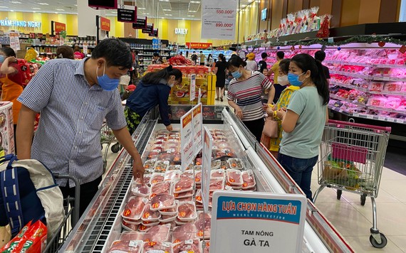 Đa dạng mặt hàng thực phẩm phục vụ tết tại siêu thị Aeon Tân Phú, TPHCM. Ảnh: CAO THĂNG