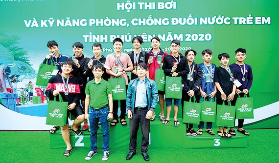 Hội thi bơi và kỹ năng phòng chống đuối nước trẻ em Phú Yên 