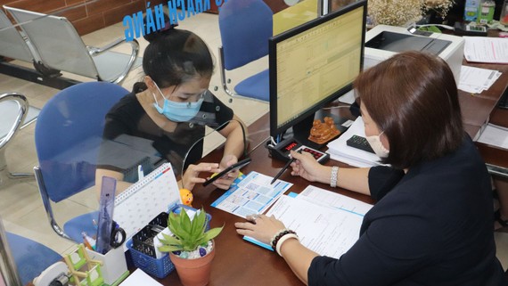 Nhân viên Công ty Phú Hòa Tân hướng dẫn khách hàng sử dụng dịch vụ qua ứng dụng Zalo