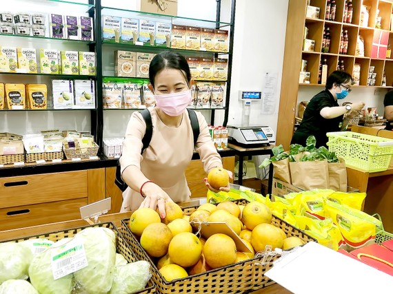 Khách hàng chọn mua sản phẩm organic  tại một cửa hàng ở TPHCM. Ảnh: THANH HẢI