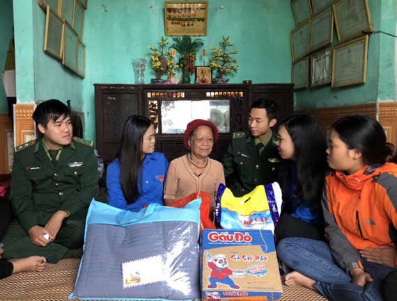 Trao quà tết tặng các gia đình chính sách tại Thừa Thiên - Huế
