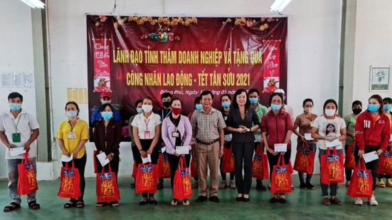 Phó Bí thư Thường trực Tỉnh ủy Bình Phước Huỳnh Thị Hằng tặng quà Tết  cho công nhân nghèo ở huyện Đồng Phú