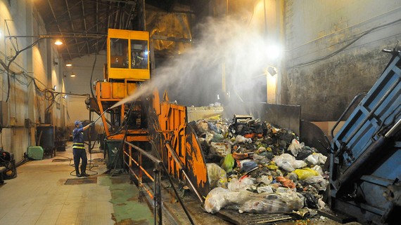 Xử lý rác ban đêm tại trạm trung chuyển chất thải sinh hoạt  Quang Trung, quận Gò Vấp. Ảnh: CAO THĂNG