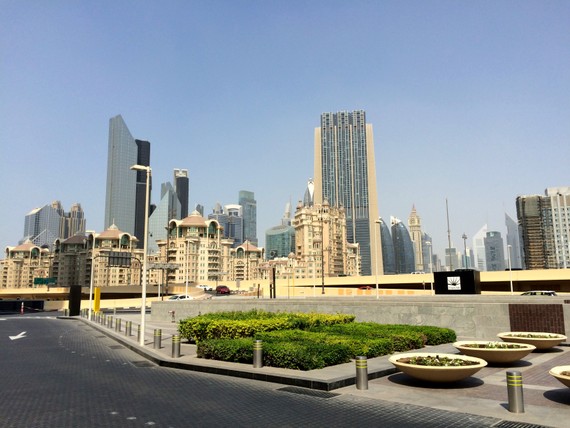 Tòa án này đặt trụ sở tại Tòa án Trung tâm Tài chính quốc tế Dubai (DIFC), một trung tâm trọng tài độc lập hoạt động dựa trên luật chung