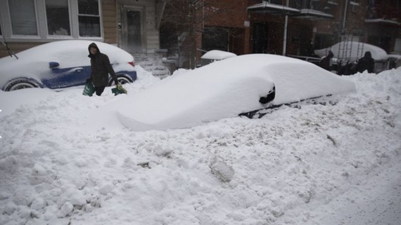 Tuyết phủ kín ô tô trên đường phố ở New York. Nguồn: TTXVN 