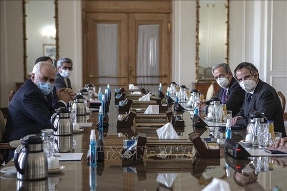 Tổng Giám đốc Cơ quan Năng lượng nguyên tử quốc tế (IAEA) Rafael Grossi (phải) trong cuộc gặp với Ngoại trưởng Iran ngày 21-2-2021. Ảnh: TTXVN