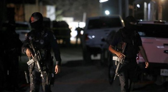 Cảnh sát điều tra hiện trường vụ xả súng tại  bang Jalisco, Mexico ngày 27-2-2021. Nguồn: TTXVN
