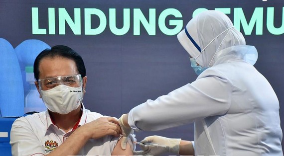 Tổng giám đốc Cơ quan Y tế Malaysia, Tiến sĩ Noor Hisham Abdullah được tiêm chủng vaccine ngừa COVID-19 tại Putrajaya, ngày 24-2-2021. Nguồn: TTXVN