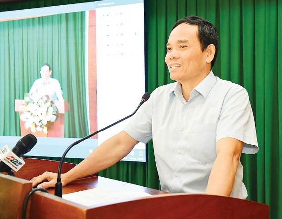 Phó Bí thư Thường trực Thành ủy TPHCM  Trần Lưu Quang phát biểu tại hội nghị. Ảnh: VIỆT DŨNG