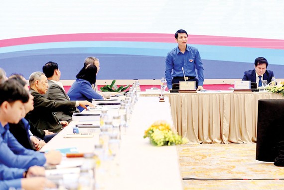 Các đại biểu tham dự Hội thảo khoa học “90 năm khẳng định và phát huy vai trò trường học XHCN của thanh niên Việt Nam” tại đầu cầu Hà Nội. Ảnh: VIẾT CHUNG