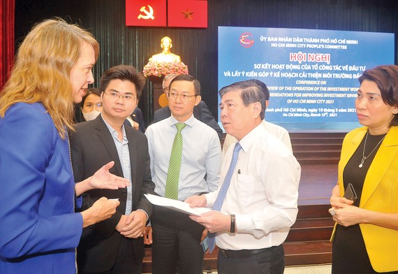 Chủ tịch UBND TPHCM  Nguyễn Thành Phong trao đổi  với các đại biểu. Ảnh: CAO THĂNG