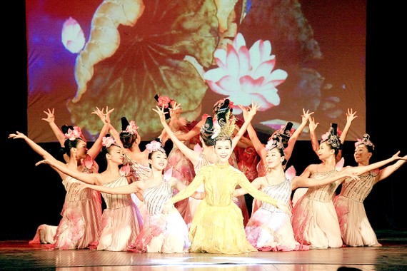 Chương trình Sen đào khoe sắc của Nhà hát Ca múa nhạc dân tộc Bông Sen
