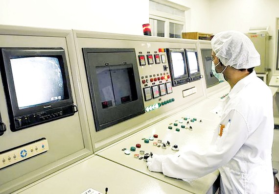 Một kỹ thuật viên làm việc trong phòng điều khiển  tại cơ sở chuyển đổi uranium ở Isfahan, Iran.  Ảnh: REUTERS