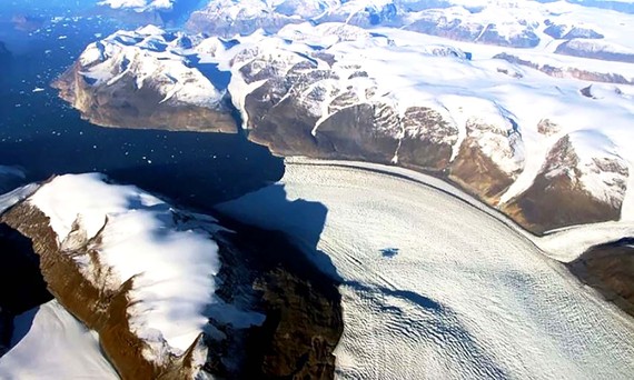 Sông băng Rink ở Greenland tan chảy nhìn từ trên cao. Ảnh: NASA