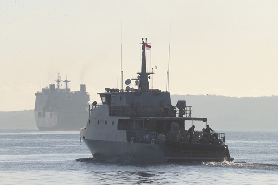 Tàu quân đội Indonesia tham gia tìm kiếm tàu ngầm. Ảnh: AP