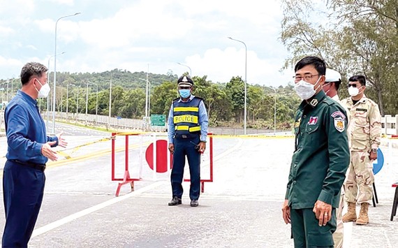 Ông Kuoch Chamroeun (trái), Thống đốc tỉnh Sihanoukville, Campuchia, kiểm tra chốt chặn trên đường vào tỉnh.  Ảnh: Khmer Times