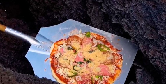 Bánh pizza nướng bằng dung nham núi lửa 