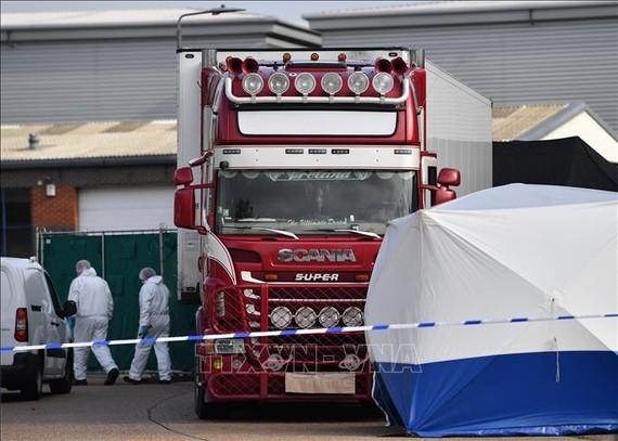 Cảnh sát điều tra tại hiện trường vụ 39 thi thể được tìm thấy trong xe container ở Grays, hạt Essex, Anh ngày 23-10-2019. Nguồn: TTXVN