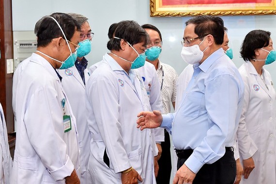 Thủ tướng Phạm Minh Chính động viên đội ngũ thầy thuốc của BV Chợ Rẫy, ngày 13-5-2021. Ảnh: VGP