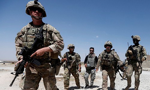 Binh sĩ Mỹ đi tuần quanh doanh trại quân đội Afghanistan tại tỉnh Logar. Ảnh: REUTERS