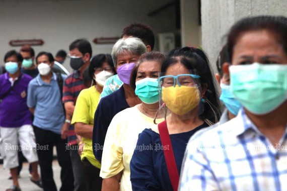 Người dân Thái Lan xếp hàng ở Bệnh viện Siriraj chờ tiêm vaccine Covid-19