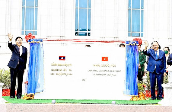 Chủ tịch nước Nguyễn Xuân Phúc và Tổng Bí thư, Chủ tịch nước Lào Thongloun Sisoulith  dự lễ bàn giao, trao tặng Nhà Quốc hội Lào. Ảnh: TTXVN