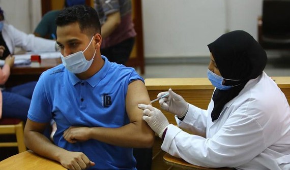 Nhân viên y tế tiêm vaccine phòng Covid-19 cho người dân tại Dakahlia, Ai Cập. Ảnh: THX/TTXVN 