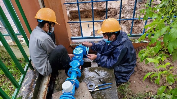 Nhân viên ngành nước TPHCM lắp đặt đường ống nước cho người dân