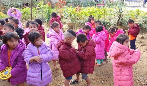 Các cô giáo Trường Mầm non xã Lâm Hóa, huyện Tuyên Hóa  vận động xin áo ấm, chăn ấm cho học trò. Ảnh: MINH PHONG