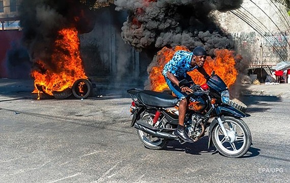 Lửa bốc ngùn ngụt tại hiện trường vụ nổ xe bồn chở nhiên liệu ở thành phố cảng Cap-Haitien, miền Bắc Haiti, ngày 14-12-2021. Nguồn: TTXVN