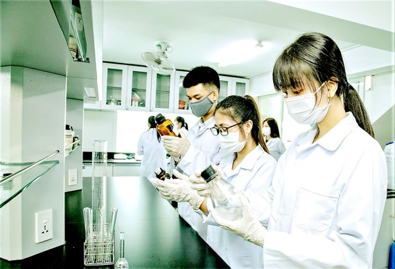 Sinh viên năm cuối Trường ĐH Công nghiệp TPHCM  thực hành thí nghiệm tại phòng thí nghiệm Công nghệ  sinh học và thực phẩm