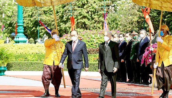 Quốc vương Campuchia Norodom Sihamoni chủ trì lễ đón Chủ tịch nước Nguyễn Xuân Phúc tại Cung điện Hoàng gia. Ảnh: TTXVN