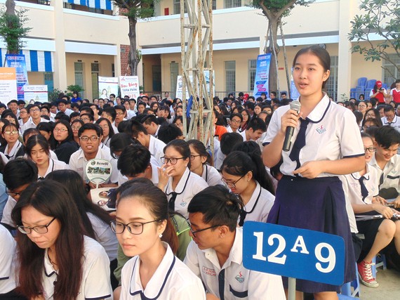  Học sinh Trường THPT Võ Thị Sáu (quận Bình Thạnh) tham gia hoạt động hướng nghiệp tại sân trường trong năm học 2019-2020.  Ảnh: HOÀNG HÙNG