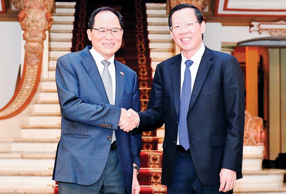 Chủ tịch UBND TPHCM Phan Văn Mãi  tiếp Đại sứ Hàn Quốc tại Việt Nam Park Noh-wan. Ảnh: VIỆT DŨNG