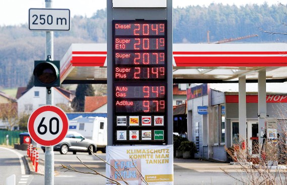 Màn hình hiển thị giá nhiên liệu tại một trạm xăng ở Ebersburg  gần Fulda, Đức ngày 7-3. Ảnh: REUTERS