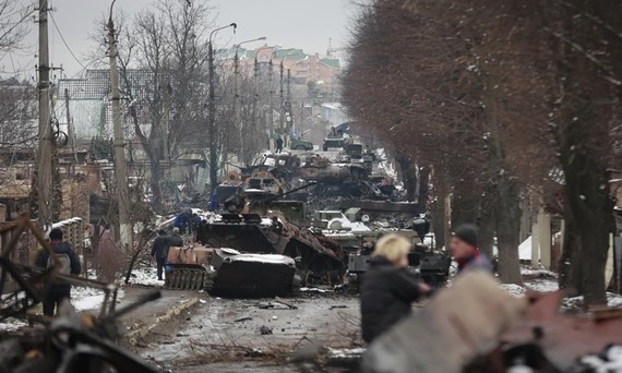 Các phương tiện quân sự bị phá hủy trên một con đường ở thị trấn Bucha, gần thủ đô Kiev, Ukraine. Ảnh: AP