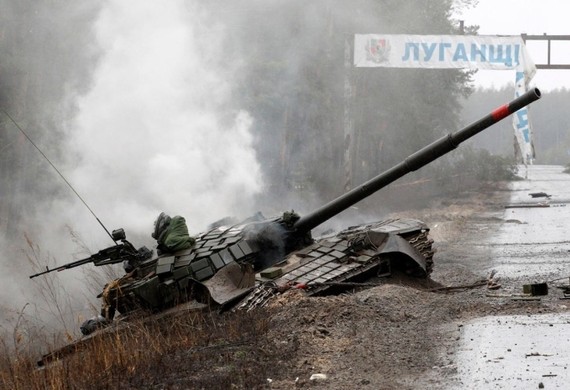 Một xe tăng Nga bị phá hủy trong trận giao tranh ở Lugansk, Ukraine. Ảnh: AP.