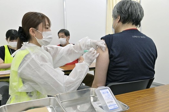 Nhân viên y tế tiêm chủng vaccine ngừa Covid-19 cho người dân tại Osaka, Nhật Bản. Ảnh: KYODO/TTXVN