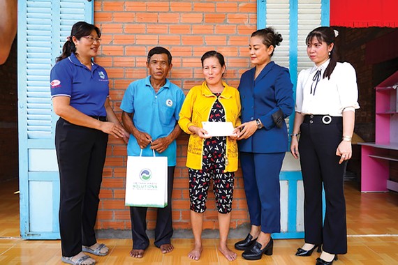Đại diện lãnh đạo Công ty VWS đã đến thăm và tặng quà cho gia đình bà Lê Thị Lặc, xã Mỹ Thạnh, huyện Thủ Thừa, tỉnh Long An