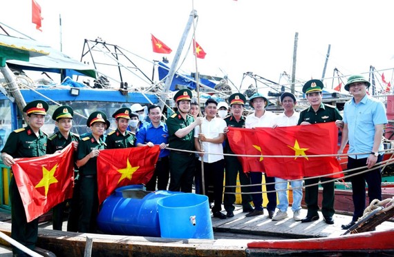 Đại diện Quân khu 4 và các cơ quan chức năng  trao tặng cờ Tổ quốc cho ngư dân Hà Tĩnh