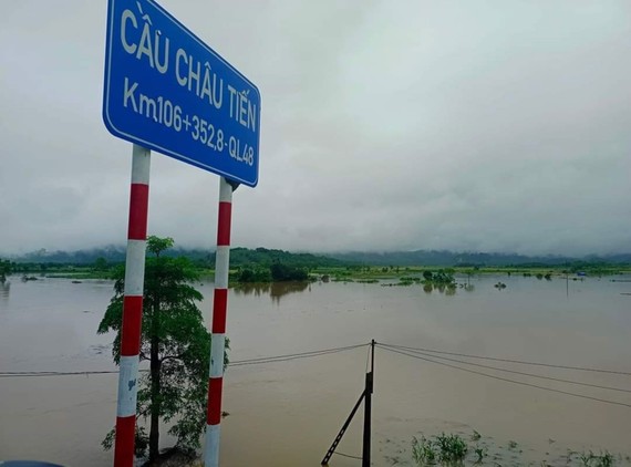 Mưa lớn gây ngập lụt trên diện rộng tại xã Châu Tiến  (huyện Quỳ Châu, Nghệ An). Ảnh: DUY CƯỜNG