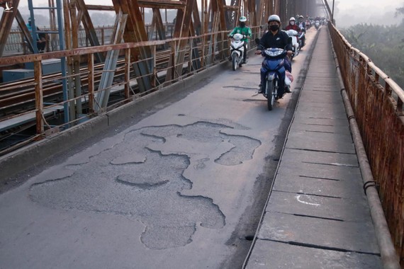 Mặt cầu Long Biên liên tục thủng do thiếu vốn duy tu, bảo dưỡng