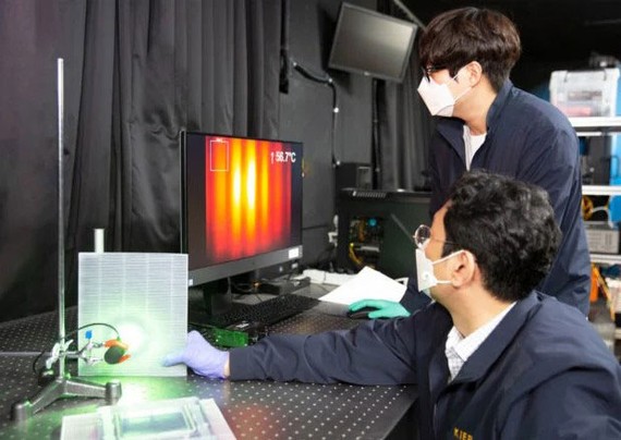 Nhóm nghiên cứu kiểm tra hiệu suất  của bộ lọc không khí sử dụng công nghệ quang nhiệt