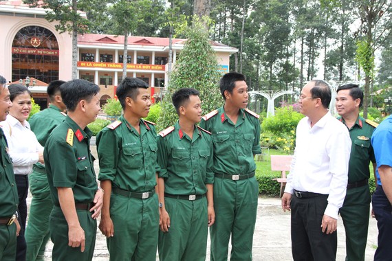 Đồng chí Nguyễn Hồ Hải thăm, động viên chiến sĩ Sư đoàn 9
