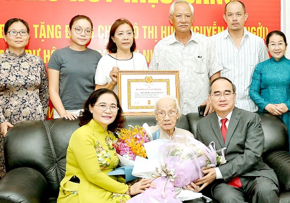 Lãnh đạo TPHCM trao Huy hiệu 85 năm tuổi đảng  tặng đồng chí Ngô Thị Huệ (ảnh chụp ngày 18-5-2020).  Ảnh: VIỆT DŨNG