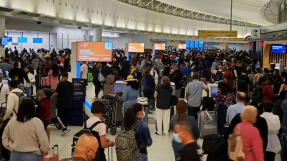 Hành khách lại tấp nập tại sân bay quốc tế  John F. Kennedy, bang New York, Mỹ